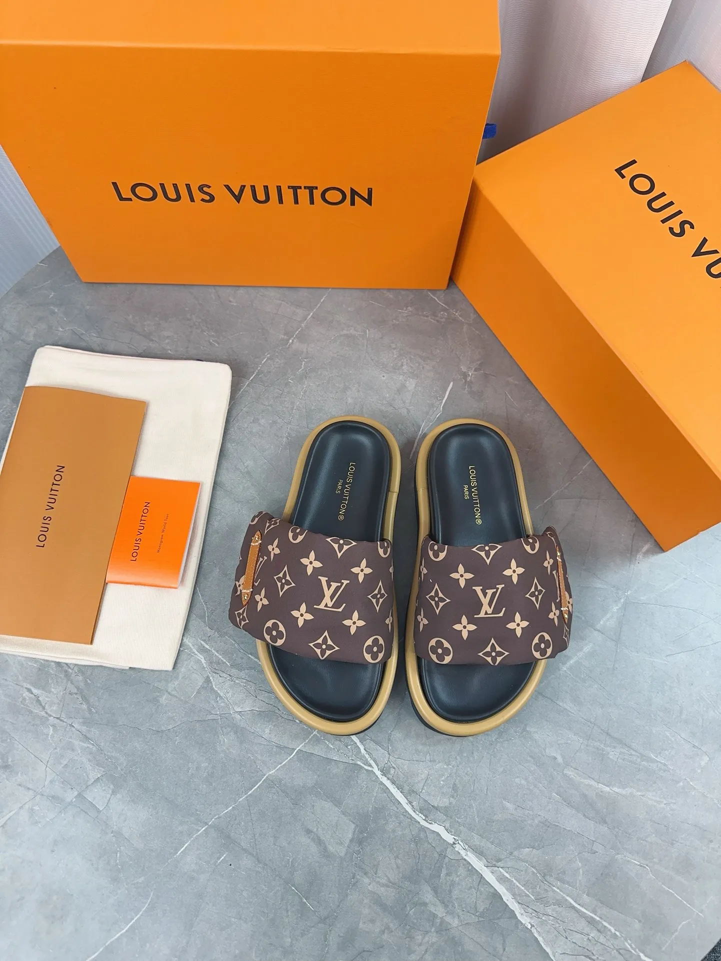 👟👟Ex-factory price 360👟👟 Women's Shoes Women's Clothing LV Donkey Brand L Home 2023 Hot Style Embossed Logo Embossed Sandals This Pool Pillow Comfort flat sandals are made of technical fabrics and use high-frequency embossing technology to reinterpret the Monogram pattern. Soft padded upper with adjustable Velcro, comfortable and tough insole adds harmonious color ▪️Fabric: Original customized technical fabric ▪️Lining: soft sheepskin lining ▪️Sole: Original open-molded rubber foam outsole Color: sky blue. Yellow. Black ▪️Size: 35-45